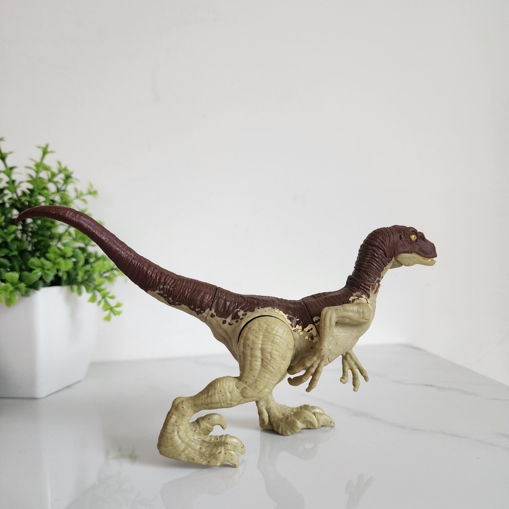 Jurassic World Velociraptor Figure Mattel 2020 Dinosaur Toy 4" Tall 7" Long